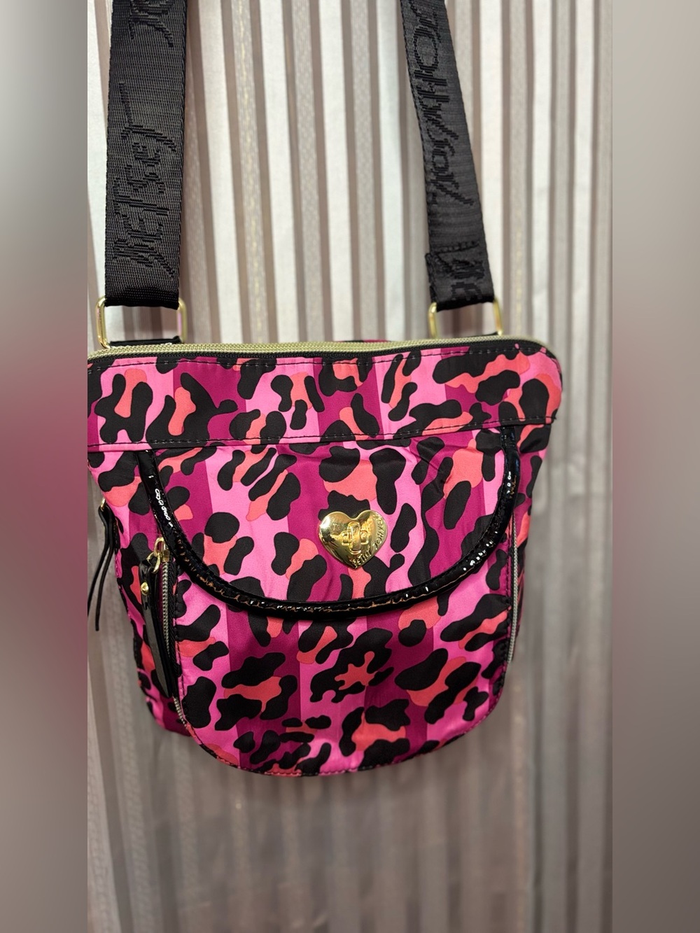 Betsey Johnson Cheetah Stripes Pink Expandable Crossbody Bag. - Picture 3 of 8